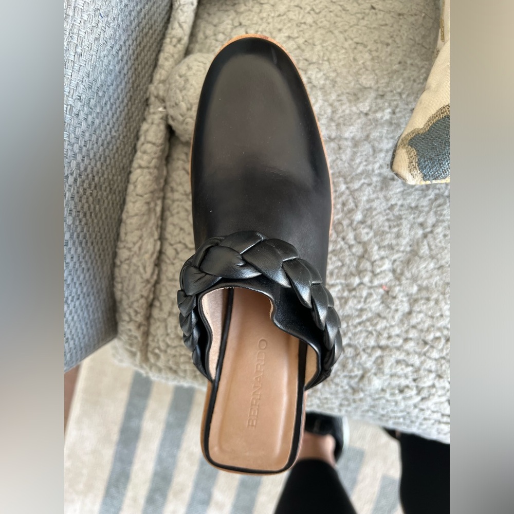 Gently used (1-2 wearing) black Bernardo clogs. Size 8. 1/2.